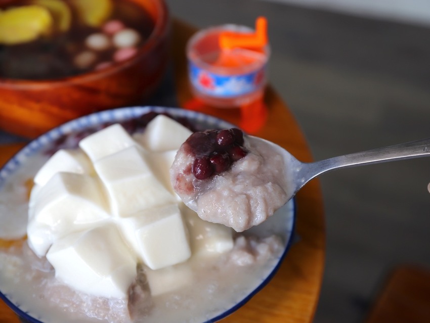 豆腐洋行:隱身台南巷弄內的古早味甜品店,大推雙色麻吉冰~好拍又好吃/冬季限定-草莓冰塔上市,滿滿大顆草莓搭配杏仁豆腐.超滿足! - 進食的巨鼠