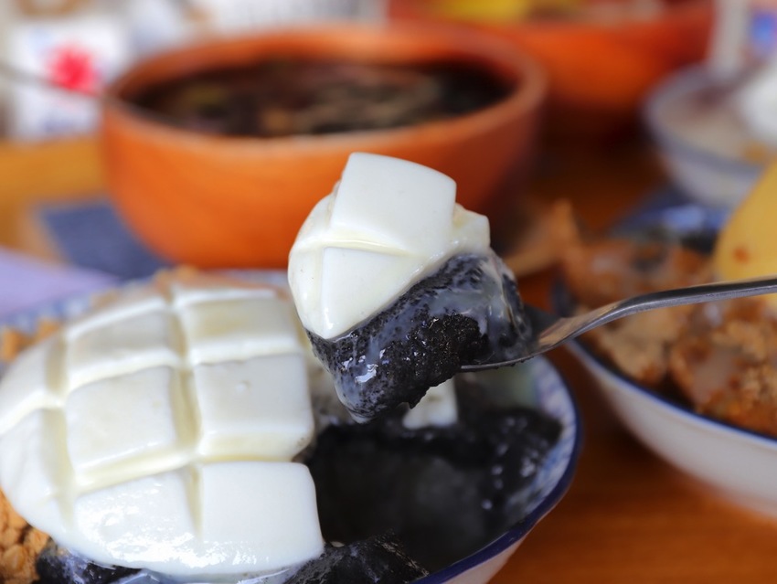 豆腐洋行:隱身台南巷弄內的古早味甜品店,大推雙色麻吉冰~好拍又好吃/冬季限定-草莓冰塔上市,滿滿大顆草莓搭配杏仁豆腐.超滿足! - 進食的巨鼠