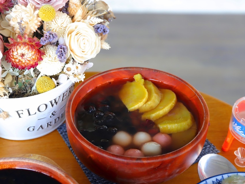 豆腐洋行:隱身台南巷弄內的古早味甜品店,大推雙色麻吉冰~好拍又好吃/冬季限定-草莓冰塔上市,滿滿大顆草莓搭配杏仁豆腐.超滿足! - 進食的巨鼠