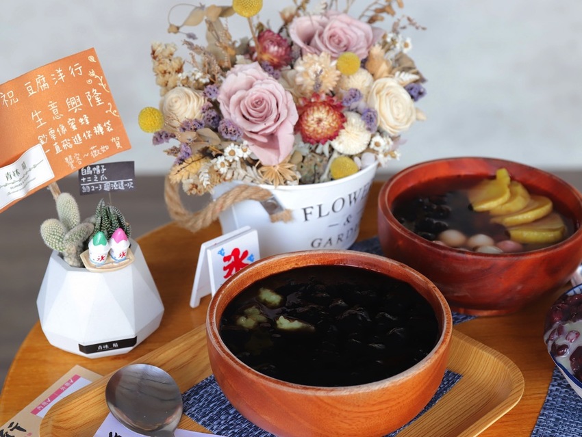 豆腐洋行:隱身台南巷弄內的古早味甜品店,大推雙色麻吉冰~好拍又好吃/冬季限定-草莓冰塔上市,滿滿大顆草莓搭配杏仁豆腐.超滿足! - 進食的巨鼠