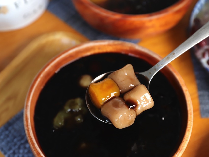 豆腐洋行:隱身台南巷弄內的古早味甜品店,大推雙色麻吉冰~好拍又好吃/冬季限定-草莓冰塔上市,滿滿大顆草莓搭配杏仁豆腐.超滿足! - 進食的巨鼠