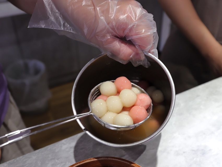 豆腐洋行:隱身台南巷弄內的古早味甜品店,大推雙色麻吉冰~好拍又好吃/冬季限定-草莓冰塔上市,滿滿大顆草莓搭配杏仁豆腐.超滿足! - 進食的巨鼠