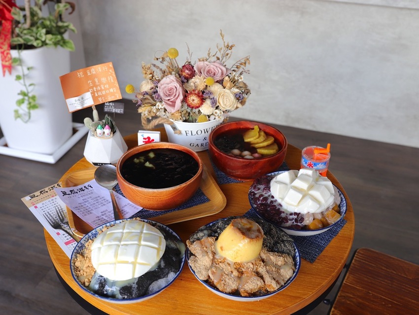 豆腐洋行:隱身台南巷弄內的古早味甜品店,大推雙色麻吉冰~好拍又好吃/冬季限定-草莓冰塔上市,滿滿大顆草莓搭配杏仁豆腐.超滿足! - 進食的巨鼠