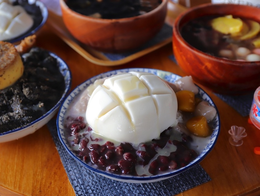 豆腐洋行:隱身台南巷弄內的古早味甜品店,大推雙色麻吉冰~好拍又好吃/冬季限定-草莓冰塔上市,滿滿大顆草莓搭配杏仁豆腐.超滿足! - 進食的巨鼠