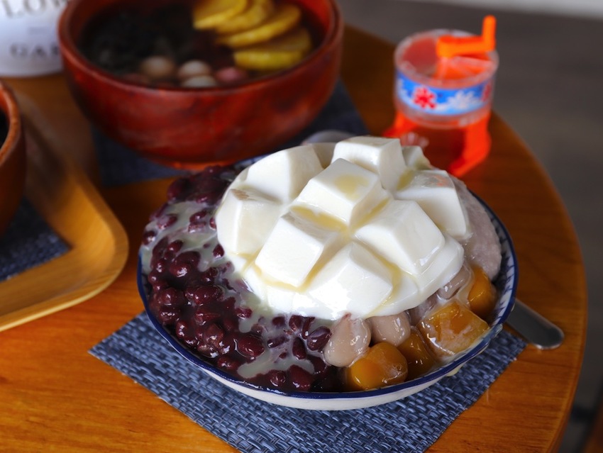 豆腐洋行:隱身台南巷弄內的古早味甜品店,大推雙色麻吉冰~好拍又好吃/冬季限定-草莓冰塔上市,滿滿大顆草莓搭配杏仁豆腐.超滿足! - 進食的巨鼠