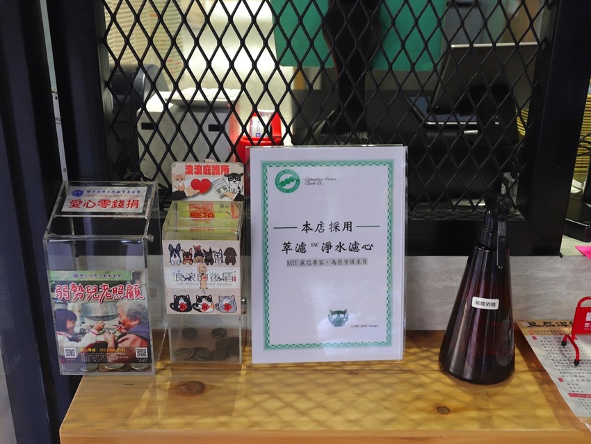 豆腐洋行:隱身台南巷弄內的古早味甜品店,大推雙色麻吉冰~好拍又好吃/冬季限定-草莓冰塔上市,滿滿大顆草莓搭配杏仁豆腐.超滿足! - 進食的巨鼠