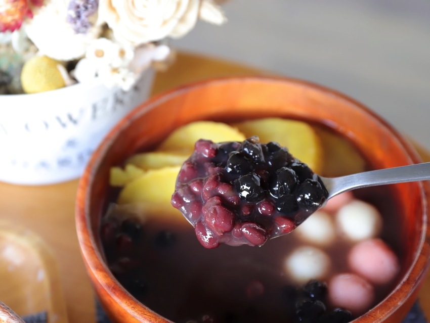 豆腐洋行:隱身台南巷弄內的古早味甜品店,大推雙色麻吉冰~好拍又好吃/冬季限定-草莓冰塔上市,滿滿大顆草莓搭配杏仁豆腐.超滿足! - 進食的巨鼠