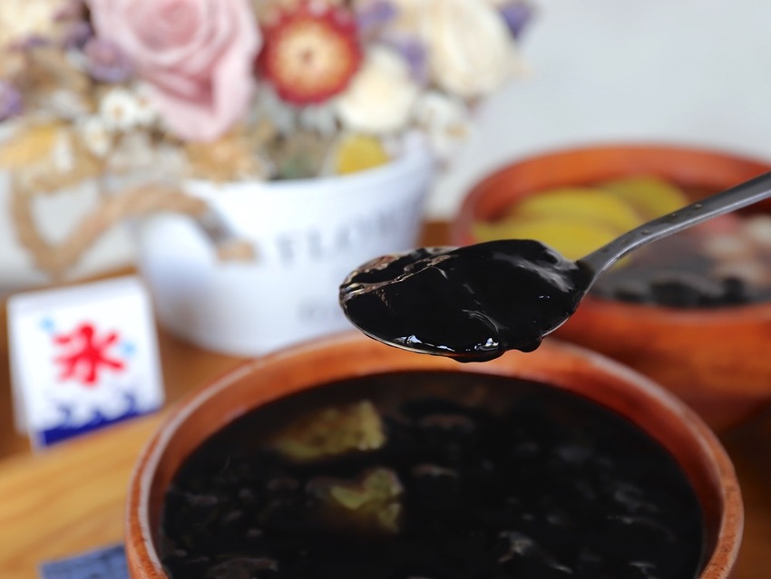 豆腐洋行:隱身台南巷弄內的古早味甜品店,大推雙色麻吉冰~好拍又好吃/冬季限定-草莓冰塔上市,滿滿大顆草莓搭配杏仁豆腐.超滿足! - 進食的巨鼠