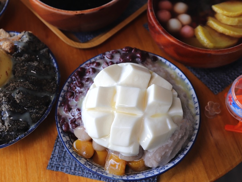 豆腐洋行:隱身台南巷弄內的古早味甜品店,大推雙色麻吉冰~好拍又好吃/冬季限定-草莓冰塔上市,滿滿大顆草莓搭配杏仁豆腐.超滿足! - 進食的巨鼠