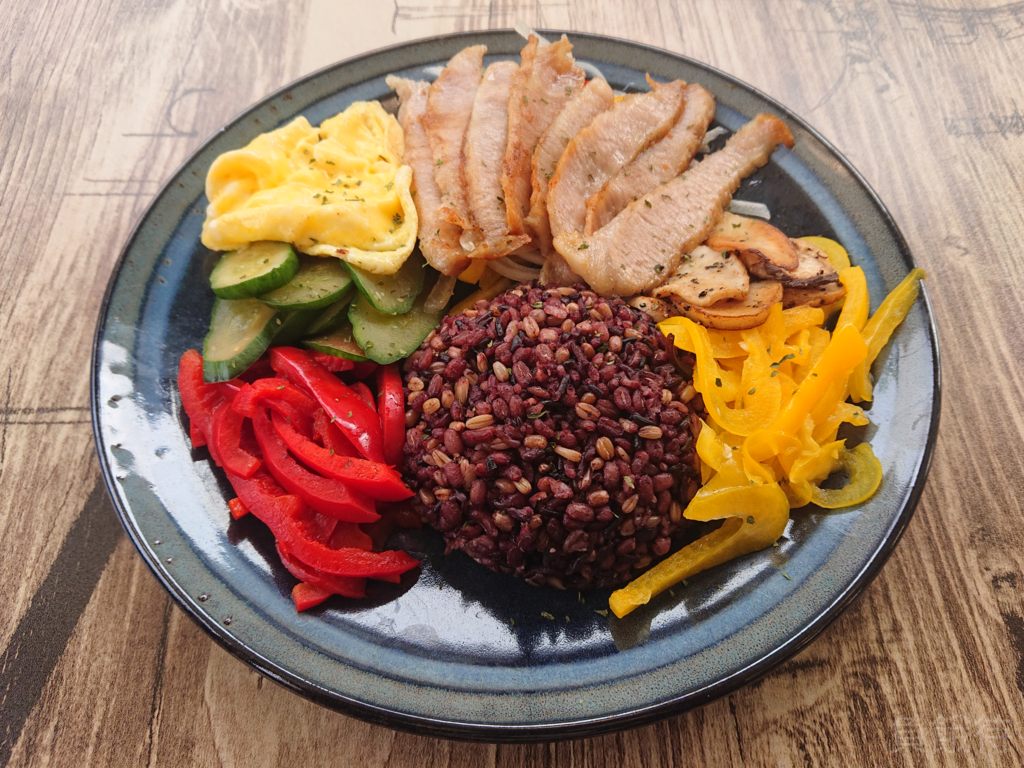 蘿勒酸辣松阪豬肉飯.jpg