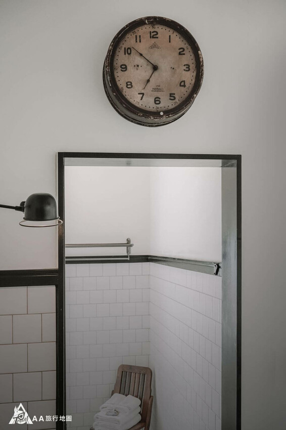 浴缸上的老時鐘