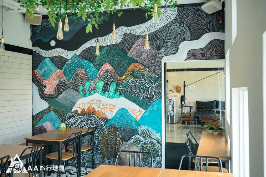 後面的背板與彩繪