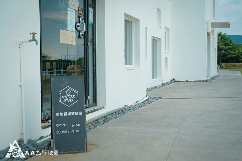 草地實驗室的門口