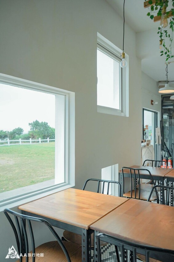 桌邊就可以看著草皮和海