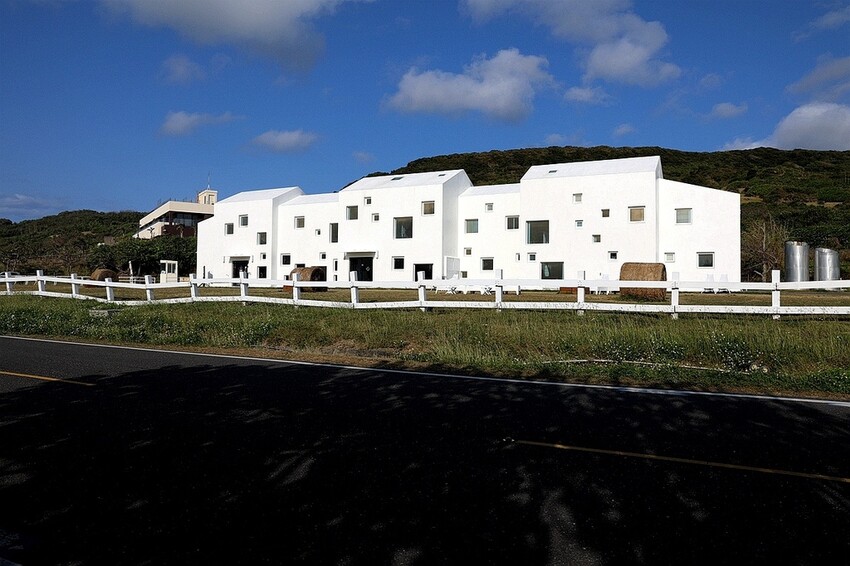 南國草原上的純白忘憂建築 無敵海景&仙境美景 屏東墾丁滿洲超夯人氣民宿｜日日旅海 Ocean Day by Day Hotel