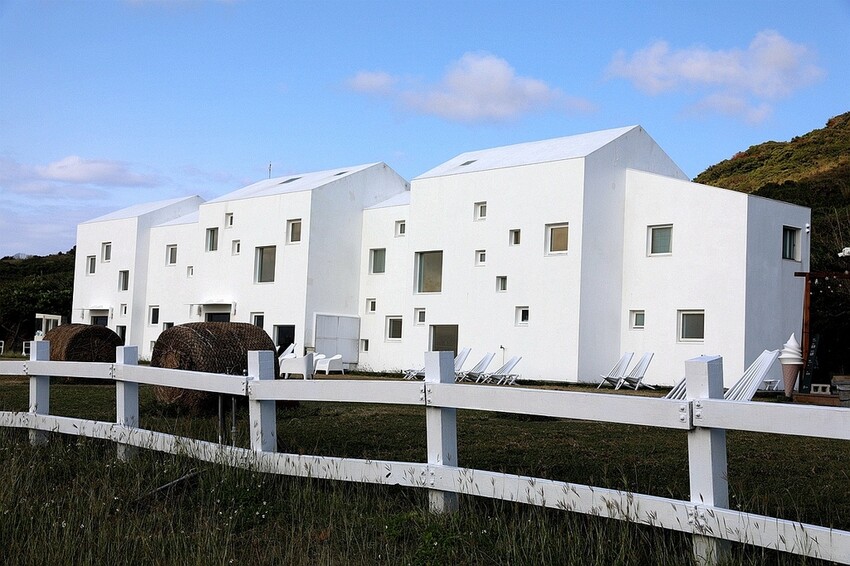 南國草原上的純白忘憂建築 無敵海景&仙境美景 屏東墾丁滿洲超夯人氣民宿｜日日旅海 Ocean Day by Day Hotel
