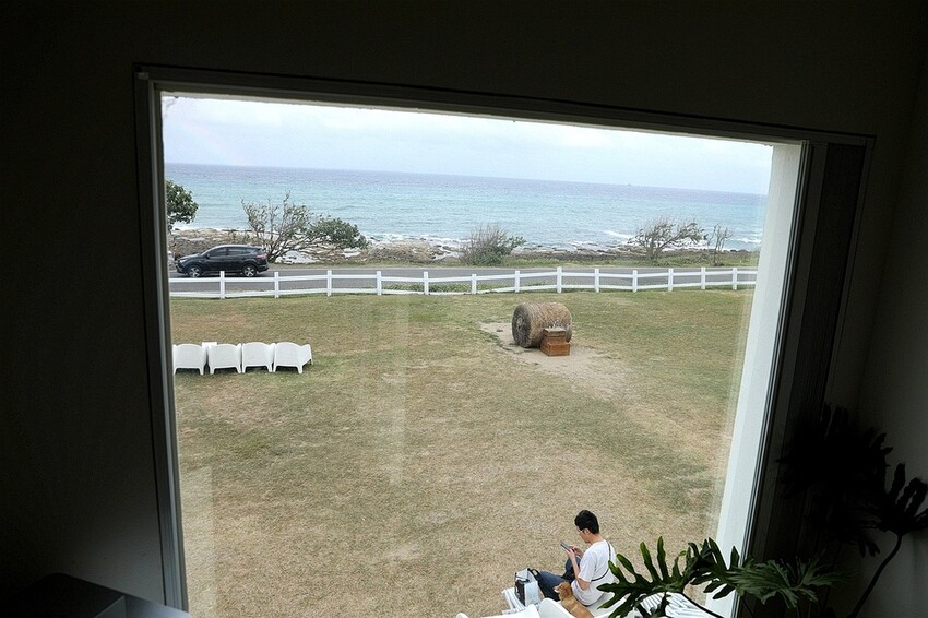 南國草原上的純白忘憂建築 無敵海景&仙境美景 屏東墾丁滿洲超夯人氣民宿｜日日旅海 Ocean Day by Day Hotel