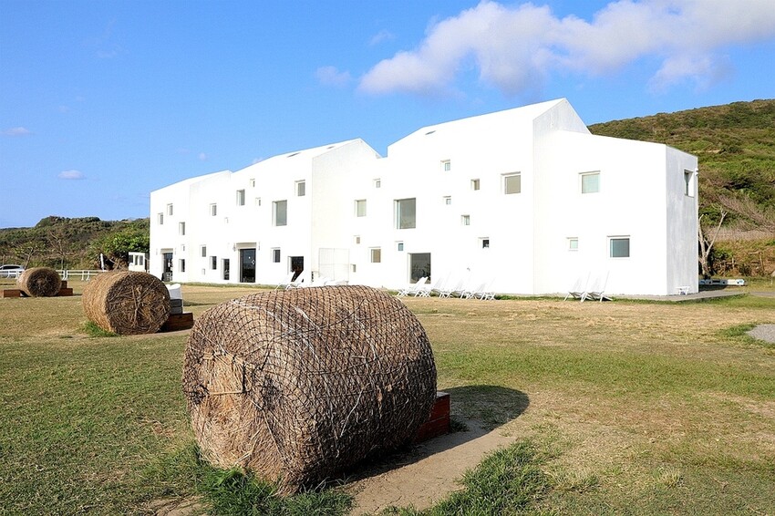 南國草原上的純白忘憂建築 無敵海景&仙境美景 屏東墾丁滿洲超夯人氣民宿｜日日旅海 Ocean Day by Day Hotel