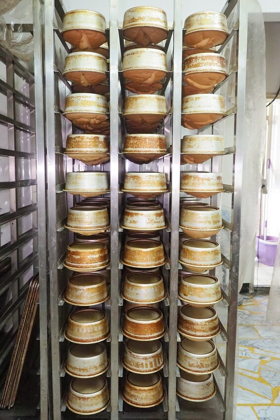 日賣八百顆超狂古早味手撕蛋糕,一顆只要$90多種口味隨你挑.還有年節送禮必買,搶翻天的好吃鳳凰酥.蛋黃酥