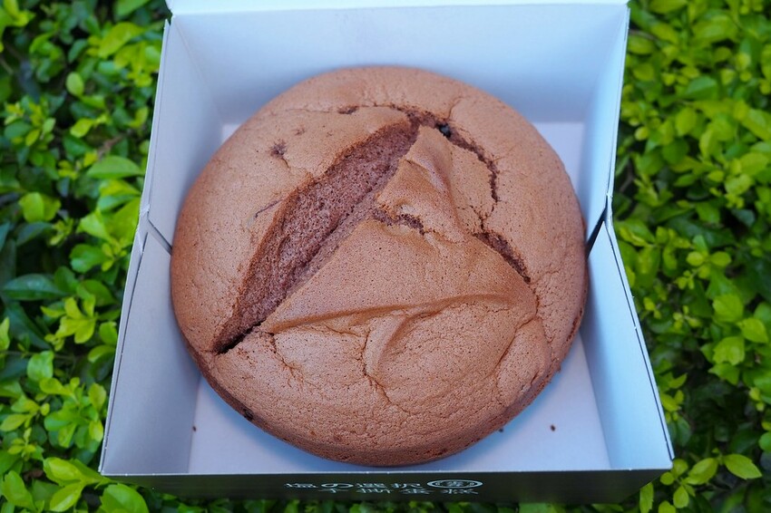 日賣八百顆超狂古早味手撕蛋糕,一顆只要$90多種口味隨你挑.還有年節送禮必買,搶翻天的好吃鳳凰酥.蛋黃酥