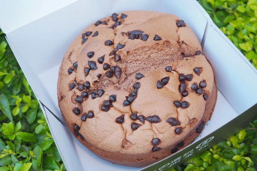 日賣八百顆超狂古早味手撕蛋糕,一顆只要$90多種口味隨你挑.還有年節送禮必買,搶翻天的好吃鳳凰酥.蛋黃酥