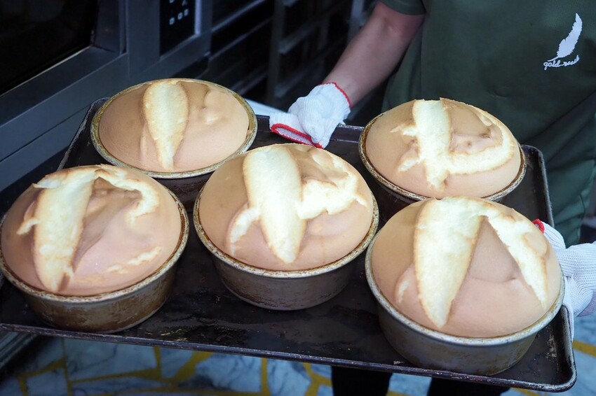 日賣八百顆超狂古早味手撕蛋糕,一顆只要$90多種口味隨你挑.還有年節送禮必買,搶翻天的好吃鳳凰酥.蛋黃酥