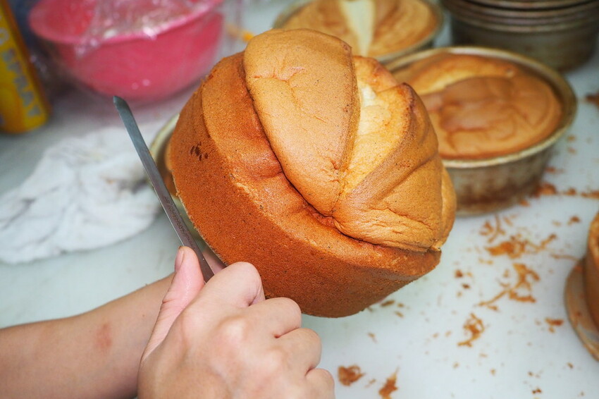 日賣八百顆超狂古早味手撕蛋糕,一顆只要$90多種口味隨你挑.還有年節送禮必買,搶翻天的好吃鳳凰酥.蛋黃酥