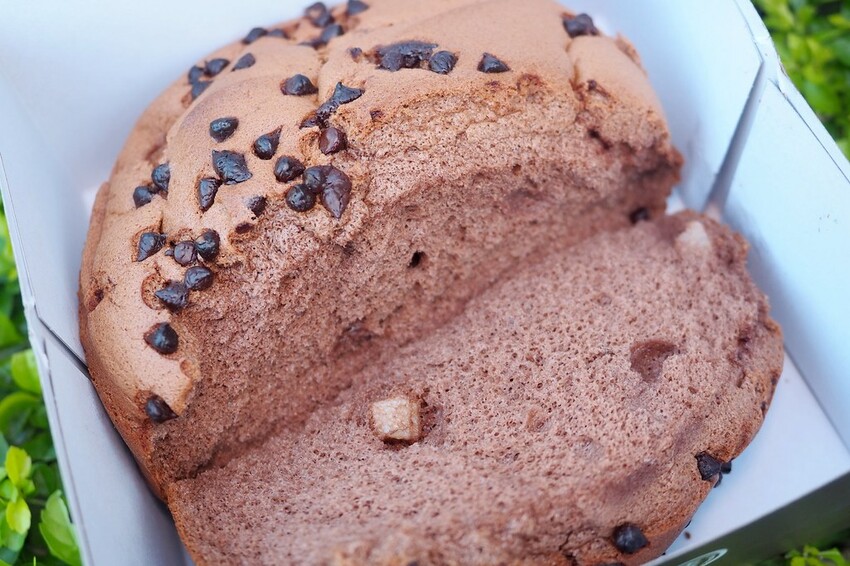 日賣八百顆超狂古早味手撕蛋糕,一顆只要$90多種口味隨你挑.還有年節送禮必買,搶翻天的好吃鳳凰酥.蛋黃酥