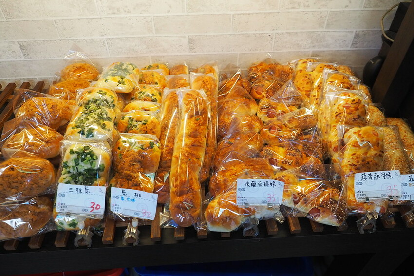 日賣八百顆超狂古早味手撕蛋糕,一顆只要$90多種口味隨你挑.還有年節送禮必買,搶翻天的好吃鳳凰酥.蛋黃酥