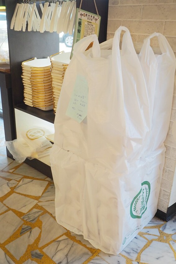 日賣八百顆超狂古早味手撕蛋糕,一顆只要$90多種口味隨你挑.還有年節送禮必買,搶翻天的好吃鳳凰酥.蛋黃酥