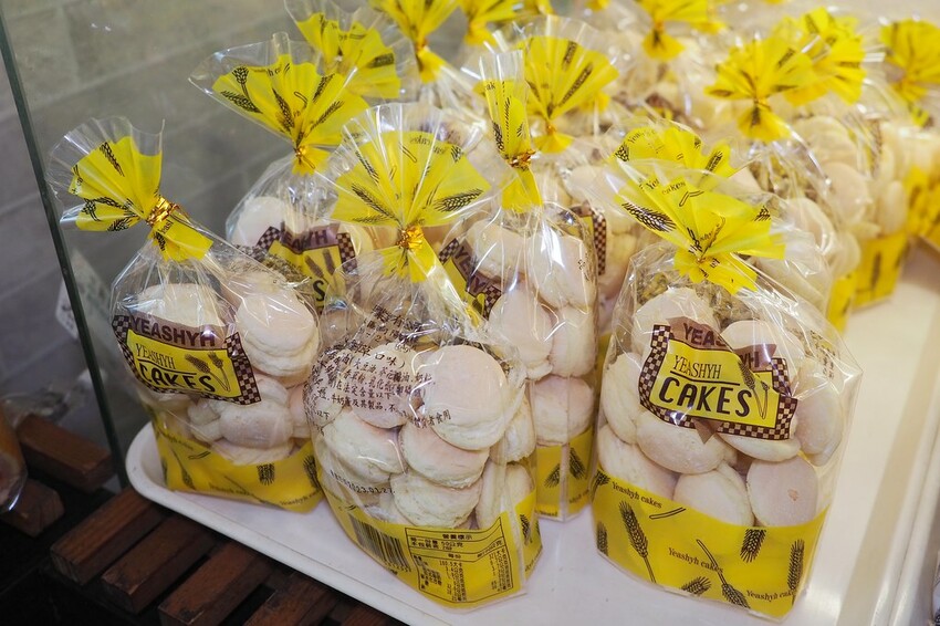 日賣八百顆超狂古早味手撕蛋糕,一顆只要$90多種口味隨你挑.還有年節送禮必買,搶翻天的好吃鳳凰酥.蛋黃酥