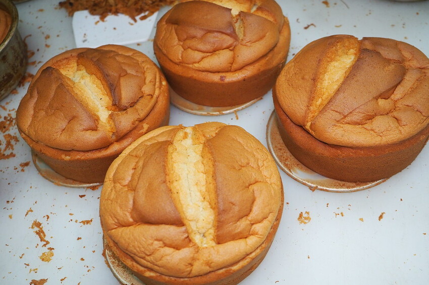 日賣八百顆超狂古早味手撕蛋糕,一顆只要$90多種口味隨你挑.還有年節送禮必買,搶翻天的好吃鳳凰酥.蛋黃酥