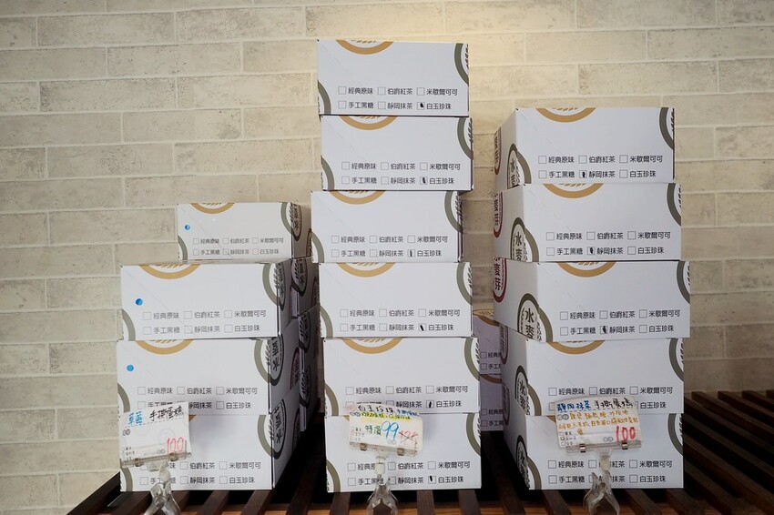 日賣八百顆超狂古早味手撕蛋糕,一顆只要$90多種口味隨你挑.還有年節送禮必買,搶翻天的好吃鳳凰酥.蛋黃酥