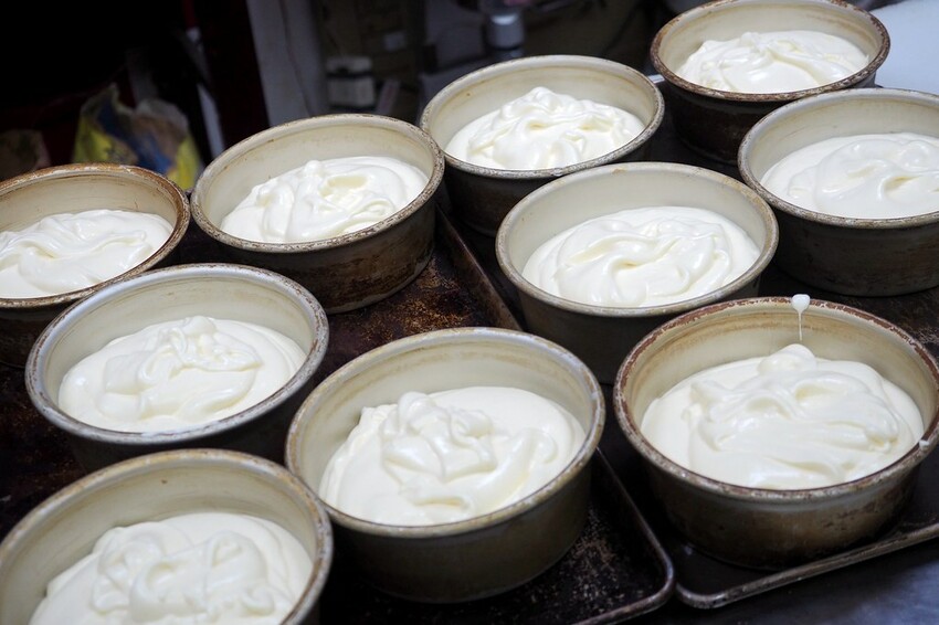 日賣八百顆超狂古早味手撕蛋糕,一顆只要$90多種口味隨你挑.還有年節送禮必買,搶翻天的好吃鳳凰酥.蛋黃酥