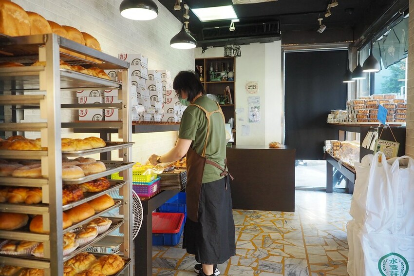 日賣八百顆超狂古早味手撕蛋糕,一顆只要$90多種口味隨你挑.還有年節送禮必買,搶翻天的好吃鳳凰酥.蛋黃酥