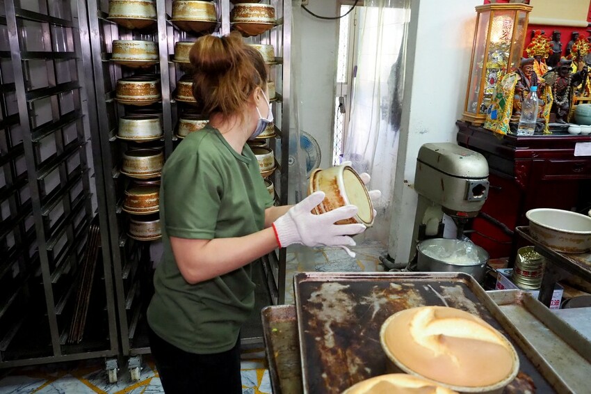 日賣八百顆超狂古早味手撕蛋糕,一顆只要$90多種口味隨你挑.還有年節送禮必買,搶翻天的好吃鳳凰酥.蛋黃酥