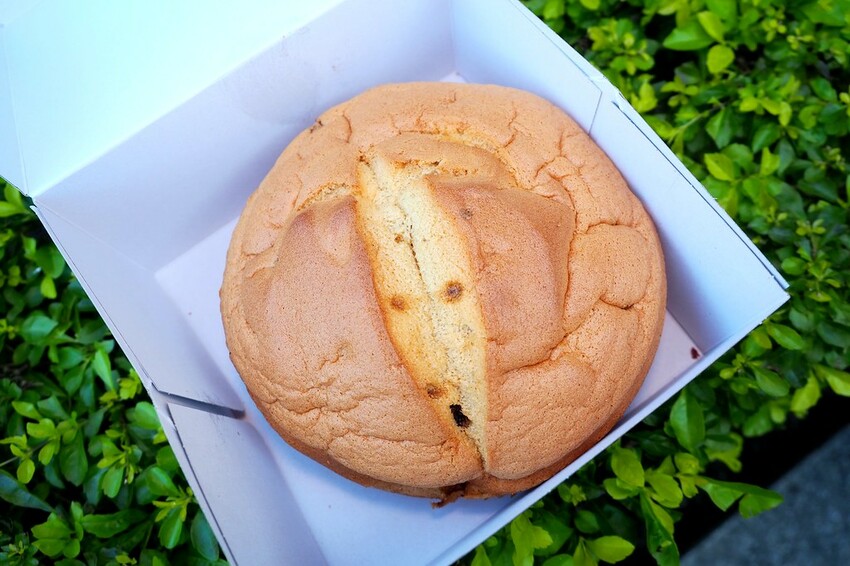 日賣八百顆超狂古早味手撕蛋糕,一顆只要$90多種口味隨你挑.還有年節送禮必買,搶翻天的好吃鳳凰酥.蛋黃酥