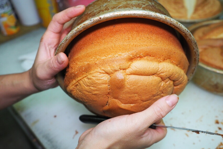 日賣八百顆超狂古早味手撕蛋糕,一顆只要$90多種口味隨你挑.還有年節送禮必買,搶翻天的好吃鳳凰酥.蛋黃酥