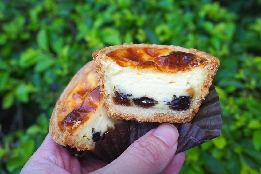 日賣八百顆超狂古早味手撕蛋糕,一顆只要$90多種口味隨你挑.還有年節送禮必買,搶翻天的好吃鳳凰酥.蛋黃酥