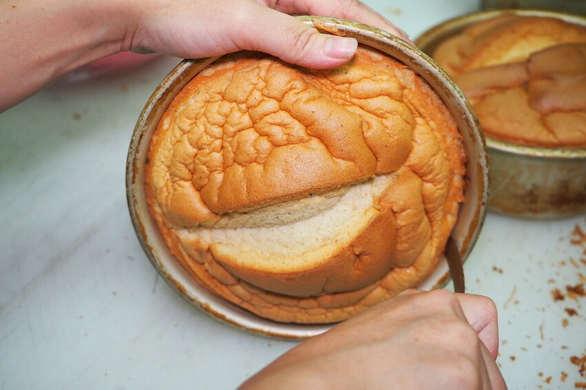 日賣八百顆超狂古早味手撕蛋糕,一顆只要$90多種口味隨你挑.還有年節送禮必買,搶翻天的好吃鳳凰酥.蛋黃酥