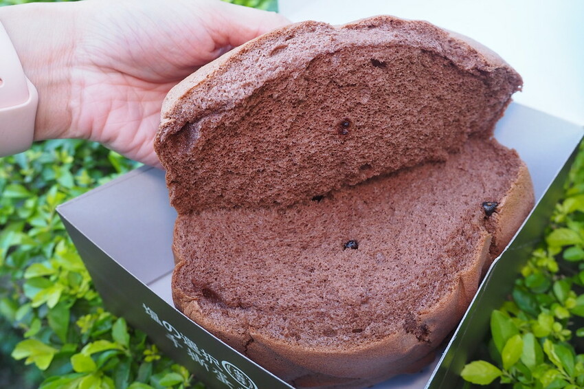 日賣八百顆超狂古早味手撕蛋糕,一顆只要$90多種口味隨你挑.還有年節送禮必買,搶翻天的好吃鳳凰酥.蛋黃酥