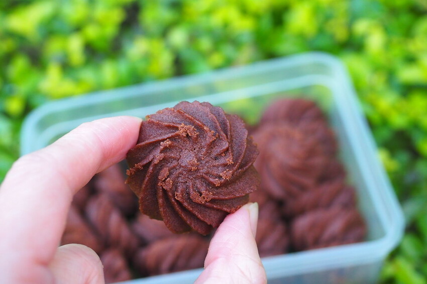 日賣八百顆超狂古早味手撕蛋糕,一顆只要$90多種口味隨你挑.還有年節送禮必買,搶翻天的好吃鳳凰酥.蛋黃酥