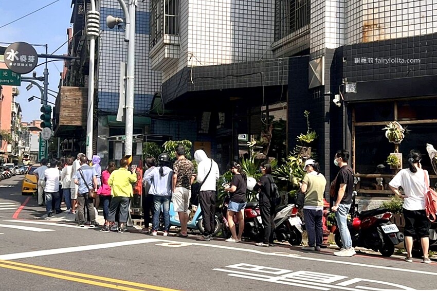 網友大讚「全桃園最強蛋黃酥」，人潮擠爆只為搶上這一顆！