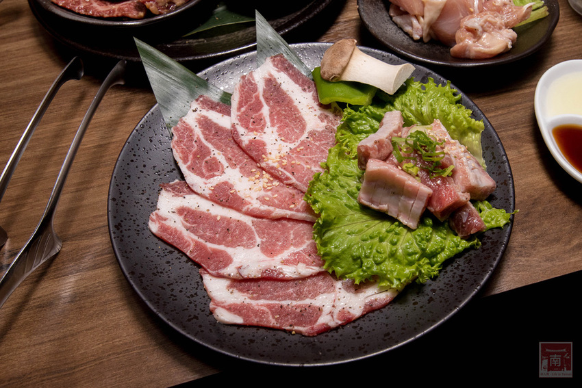 【臺南美食】台南燒肉店｜傳承正統日式燒肉文化｜手切冷藏頂級肉品｜店員的協助讓燒肉變好吃了｜多人和一個人都適合的燒肉店~~壹心燒肉台南安平店 - 南人幫