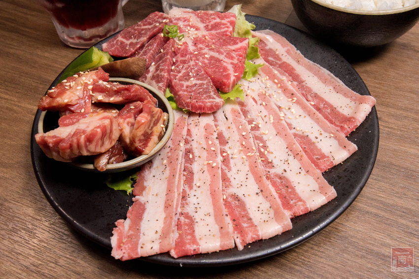 【臺南美食】台南燒肉店｜傳承正統日式燒肉文化｜手切冷藏頂級肉品｜店員的協助讓燒肉變好吃了｜多人和一個人都適合的燒肉店~~壹心燒肉台南安平店 - 南人幫