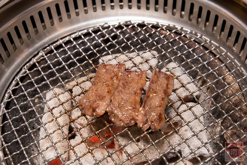 【臺南美食】台南燒肉店｜傳承正統日式燒肉文化｜手切冷藏頂級肉品｜店員的協助讓燒肉變好吃了｜多人和一個人都適合的燒肉店~~壹心燒肉台南安平店 - 南人幫