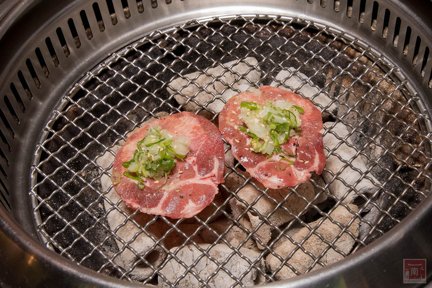 【臺南美食】台南燒肉店｜傳承正統日式燒肉文化｜手切冷藏頂級肉品｜店員的協助讓燒肉變好吃了｜多人和一個人都適合的燒肉店~~壹心燒肉台南安平店 - 南人幫