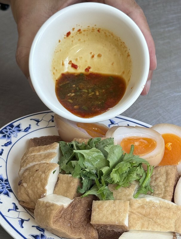 大溪美食地標達摩麵店,在地人激推擔仔麵與黑白切,老街飄香一甲子