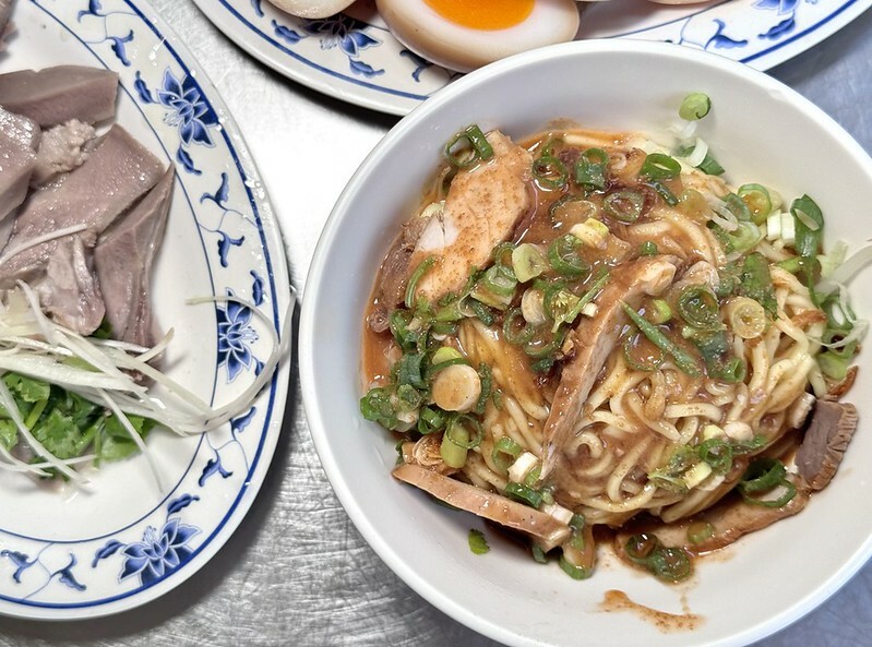 大溪美食地標達摩麵店,在地人激推擔仔麵與黑白切,老街飄香一甲子