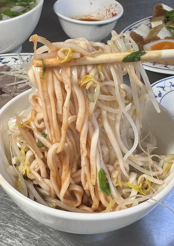 大溪美食地標達摩麵店,在地人激推擔仔麵與黑白切,老街飄香一甲子